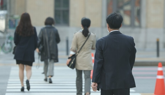 이직 생각 7년째 늘어난다는 공무원 월급 낮고 업무 과다가 원인