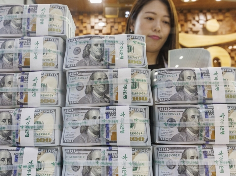 환율 하락 예상 속 역발상 투자 지금 달러 사는 게 현명할까?